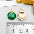 Colgante de concha dorada con esmalte verde y parte trasera de metal para joyas DIY - Concha Verde (13x18mm-1.7g-8606)