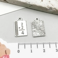 Pendentif cahier de fin d'études argent antique avec gravure 2+2=4 pour bijoux - Règle de Carnet en Argent Antique (12156)
