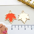 Nahaufnahme des Ahornblatt-Anhängers mit Vorder- und Rückseite und Lineal-Abmessung - 18*23mm / Orangefarbenes Ahornblatt