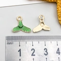Colgante cola de pez dorado con esmalte verde y textura de escamas para joyería DIY - Cola de Sirena Verde (14x15mm-0.7g-10969)