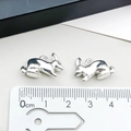 Détail macro de breloques lapin en argent avec échelle de mesure pour la taille - Style Lapin (3749)
