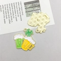 Pendentif chope de bière en émail avec trèfle à quatre feuilles vert et doré brillant - Chope de Bière Trèfle en Émail (26*25mm)