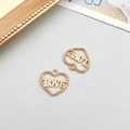 Ciondolo a cuore in lega dorata con lettere LOVE traforate e bordo a corda - Cuore KC Oro Lettere Love Traforate 15*14mm (17686)