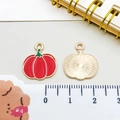 Roter Emaille-Kürbis-Anhänger in Gold für DIY-Armbänder und Halsketten, 1,8 cm breit - 15*17mm / Roter Kürbis