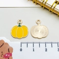 Emaillierter Kürbis-Anhänger in Gelb mit grünem Stiel und goldener Metallrückseite - 15*17mm / Gelber Kürbis