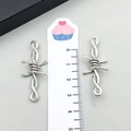 Paire de breloques croix barbelées argentées style punk avec mesures de 3,8 cm de long - Double Bélière Épines Argent Antique (19255)