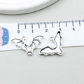 Antiek zilveren vleermuis hanger voor Halloween sieraden met schaal voor maatvergelijking - Kleine Vleermuis (6592) / 15x24mm