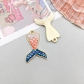 Zeemeermin staart hanger met roze-blauw verloop en gouden metalen textuur - Blauw Emaille Middelgrote Vissenstaart