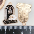 Detailansicht Grabstein-Ohrringanhänger mit THE END Text und Totenkopf für Halloween - Skelett Grabstein Anhänger (19393) / 26*19mm