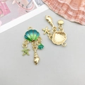 Blauw-groene emaille schelp- en zeesterhangers met een gouden metalen afwerking - Blauw-Groene Gradiënt Emaille Schelp