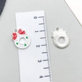 Gedetailleerd voor- en achteraanzicht van kerstkrans hanger met een meetlat voor sieraden - Witte Emaille Kerstkrans 11*13mm (14314)