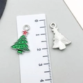 Detail van groene emaille kerstboomhanger met de afmeting weergegeven op een liniaal - Groene Emaille Kerstboom 15*24mm (14313)