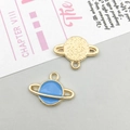 Pendentif planète Saturne en émail bleu avec texture dorée pour bijoux DIY - Bleu lac