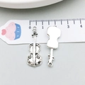 Detailed front and back view of silver violin charms with top ring for DIY jewelry making - Antique Silver Guitar (5808) / 11*32mm