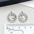Lot de deux breloques horloge en argent antique avec chiffres pour bijoux fantaisie - Horloge Ronde Évidée (6713)