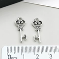 Lot de deux pendentifs clés argent antique avec cœur évidé et volutes, taille 2,5 cm - Clé en Argent Antique (6722)