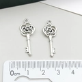 Paire de pendentifs clés vintage en argent avec rose évidée, 3,2 cm pour bijoux - Style Clé Rose (7536)