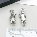 Pendentifs lapins en argent antique avec smoking et finition vintage pour bijoux - Grand Lapin d'Alice (7998)