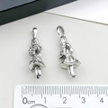 Pendentifs Alice en alliage argenté antique, vues recto et verso avec règle de mesure - Style Fille Alice (8926)