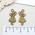 Vintage bronzen Alice bedeltjes voor DIY sieraden maken getoond met een liniaal - Antieke Bronzen Alice (2346)