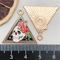 Gotischer Dreieck-Ohrhänger mit Totenkopf und roter Rose auf schwarzer Emaille - Dreieck Skelett Anhänger (19395) / 25*26mm