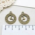 Paar vintage bronzen klokhangers voor DIY-sieraden, 2 cm diameter met reliëf wijzerplaat - Antieke Bronzen Holle Klok (3396)