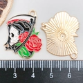 Gothic Sensenmann und rote Rose Emaille-Anhänger mit goldenem Metall-Finish - Sense Sensenmann Anhänger (19396) / 28*22mm
