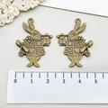 Vintage bronzen konijn bedeltjes voor Alice in Wonderland DIY sieraden maken met hartpatroon - Antieke Bronzen Alice Konijn (3973)