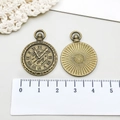 Antieke bronzen zakhorloge bedel met Romeinse cijfers en zonnestraalstructuur - Antieke Bronzen Klok (7198)