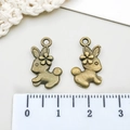 Antiek bronzen konijn bedeltjes met bloem voor DIY sieraden maken van 1,8 cm - Antieke Bronzen Alice Konijn (7285)