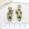 Vintage bronzen konijn bedeltjes voor DIY sieraden, 4cm konijn hangers in antiek brons - Antieke Bronzen Alice Konijn (7997)