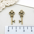 Vintage bronzen hartvormige sleutelhangers voor DIY sieraden, 27mm retro legering hangers - Antieke Bronzen Hart Sleutel (8063)