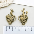 Vintage bronzen konijn in theekop hanger set voor Alice in Wonderland sieraden - Antieke Bronzen Alice Beker Konijn (8256)