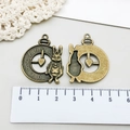 Vintage bronzen Alice in Wonderland konijn klok hangers getoond met maataanduiding - Antiek Alice Konijn Klok (8287)