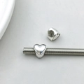 Detailansicht silberner herzförmiger Charms mit großen Löchern für DIY-Armbänder - Herz-Stil (3956) / 1 Stück/Packung (9*8mm) / Antiksilber