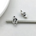 Makroaufnahme von silbernem Legierungs-Notenschlüssel-Anhänger für DIY-Schmuck auf Metallstab - Musiknoten-Stil (5985) / 1 Stück/Packung (8*18mm) / Antiksilber
