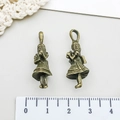 Antieke bronzen Alice-bedels voor DIY-sieraden met vintage reliëfdetails - Antieke Bronzen Alice Meisje (8335)