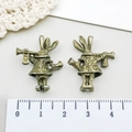 Vintage Alice in Wonderland konijn bedeltjes in antiek messing voor DIY sieraden - Antieke Bronzen Trompetkonijn (8345)