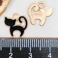 Vue recto-verso d'un pendentif chat en émail noir avec bordure dorée pour bijoux DIY - Chat Dos Rond Noir (9938)
