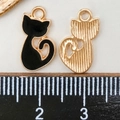 Pendentif chat émaillé noir pour bijoux d'Halloween avec échelle de référence de taille - Chat Noir (9942)