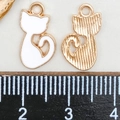 Pendentifs chat DIY en émail blanc et finition dorée rayée avec cœur ajouré - Chat Blanc (9944)
