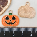 Pendentif citrouille d'Halloween en émail orange montrant le recto et le verso - Citrouille Orange (11064)