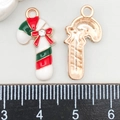 Détail du pendentif canne de Noël en alliage avec nœud rouge et petit strass - Canne à Sucre en Émail Rouge et Blanc (12529)