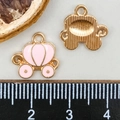 Pendentif carrosse citrouille émaillé rose en alliage avec verso doré et échelle - Carrosse Citrouille Rose (11898)