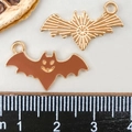 Pendentifs chauve-souris d'Halloween en alliage doré et émail marron avec règle - Chauve-souris Marron (14014)