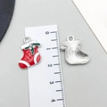 Ciondoli a forma di calza di Natale smaltata rossa con strass per gioielli DIY - Calza Natalizia in Smalto Rosso 18*17mm (19643)