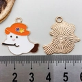 Pendentif fantôme avec chapeau orange en alliage d'or rose pour bijoux Halloween - Fantôme au Balai Blanc (15130)