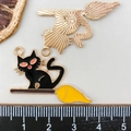 Pendentif chat noir sur balai d'Halloween en alliage émaillé pour création de bijoux - Chat au Balai Noir (15137)
