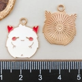 Pendentif monstre blanc émaillé avec cornes rouges et dos doré texturé, taille 2,5 cm - Bête Fantôme Blanche (15389)