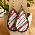 Dettaglio degli orecchini in legno a goccia con strisce glitterate rosse e verdi - Righe Diagonali Rosso Verde Glitter (5)